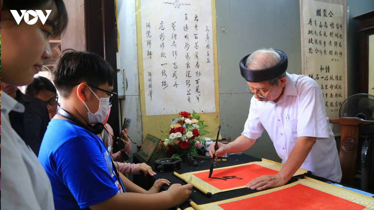 mang hop but, thuoc ke, bong den vuot duong xa den van mieu xin via do lop 10 hinh anh 7