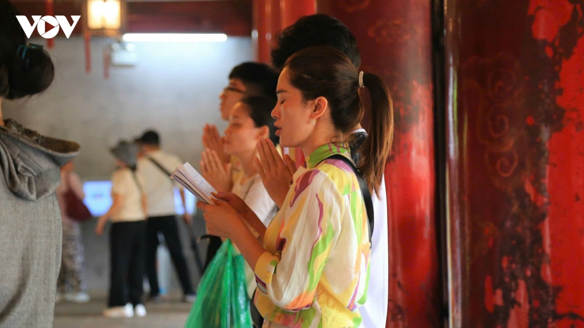 mang hop but, thuoc ke, bong den vuot duong xa den van mieu xin via do lop 10 hinh anh 4