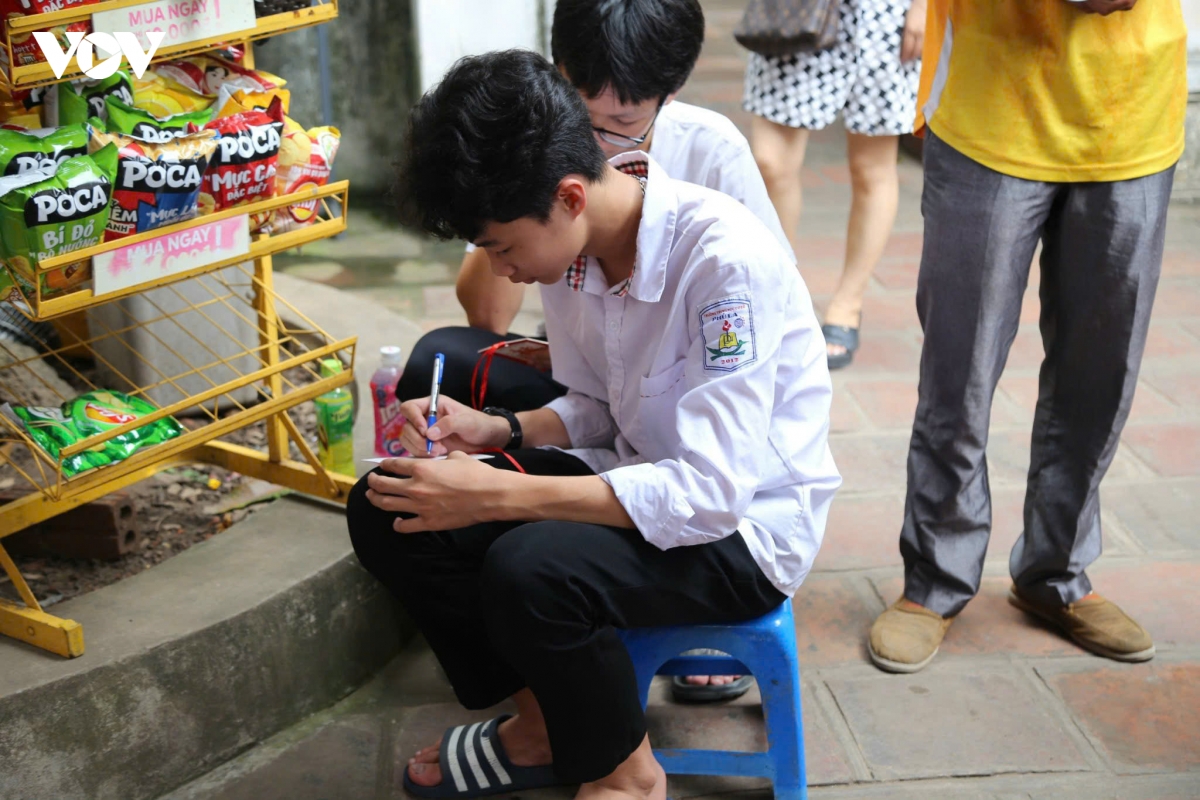 mang hop but, thuoc ke, bong den vuot duong xa den van mieu xin via do lop 10 hinh anh 11
