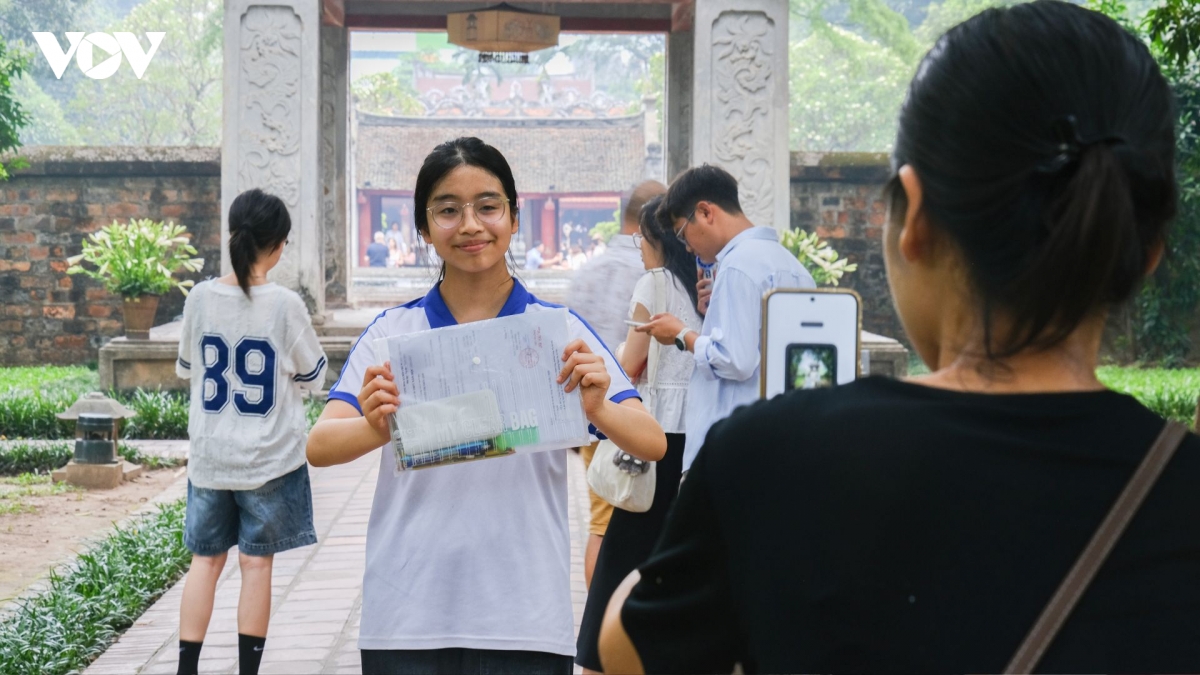 mang hop but, thuoc ke, bong den vuot duong xa den van mieu xin via do lop 10 hinh anh 10
