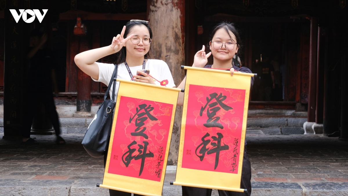 mang hop but, thuoc ke, bong den vuot duong xa den van mieu xin via do lop 10 hinh anh 8