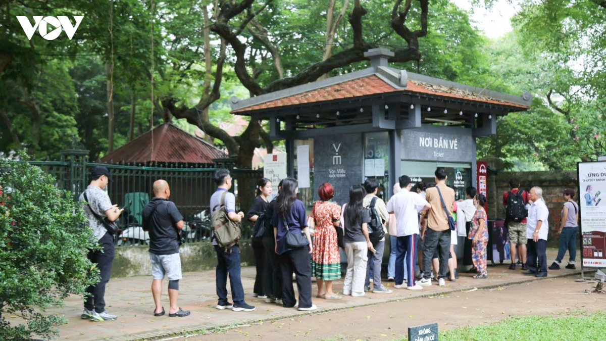 mang hop but, thuoc ke, bong den vuot duong xa den van mieu xin via do lop 10 hinh anh 2