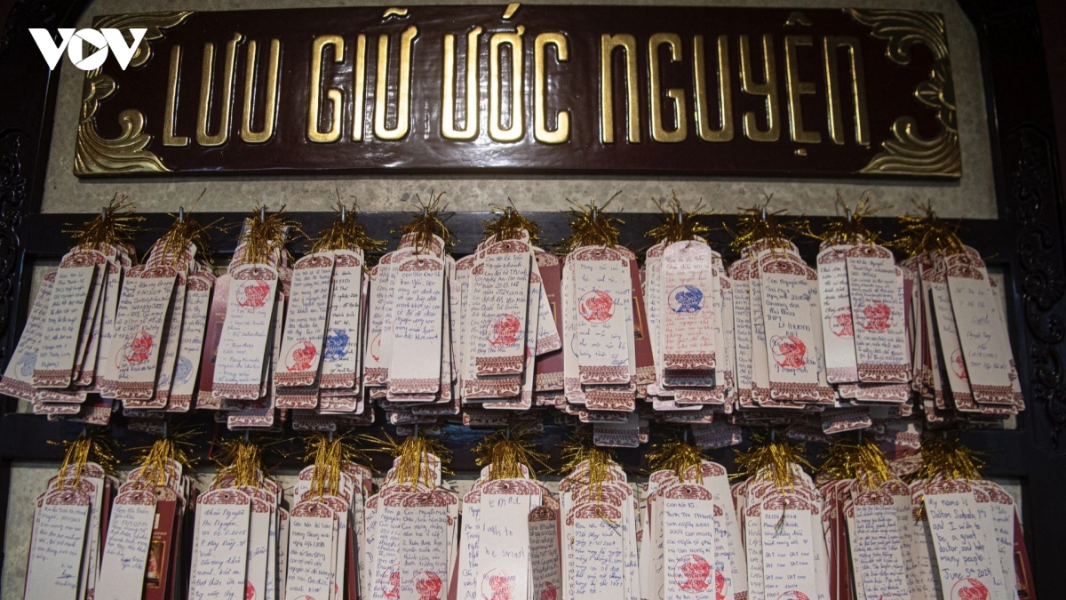 mang hop but, thuoc ke, bong den vuot duong xa den van mieu xin via do lop 10 hinh anh 9