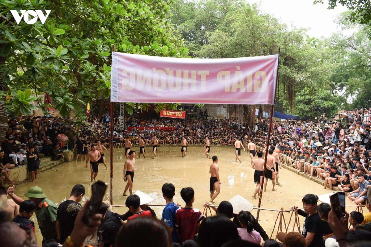 hang nghin nguoi chen chan xem trai lang vat cau nuoc doc nhat vo nhi o bac ninh hinh anh 1