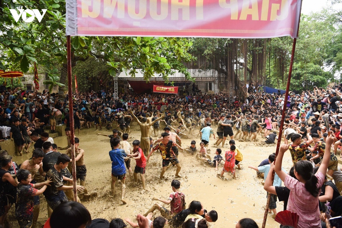 hang nghin nguoi chen chan xem trai lang vat cau nuoc doc nhat vo nhi o bac ninh hinh anh 19