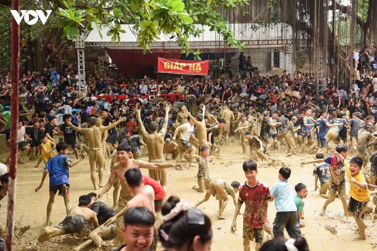 hang nghin nguoi chen chan xem trai lang vat cau nuoc doc nhat vo nhi o bac ninh hinh anh 20