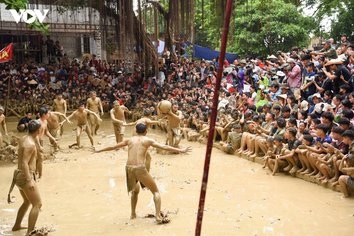 hang nghin nguoi chen chan xem trai lang vat cau nuoc doc nhat vo nhi o bac ninh hinh anh 16