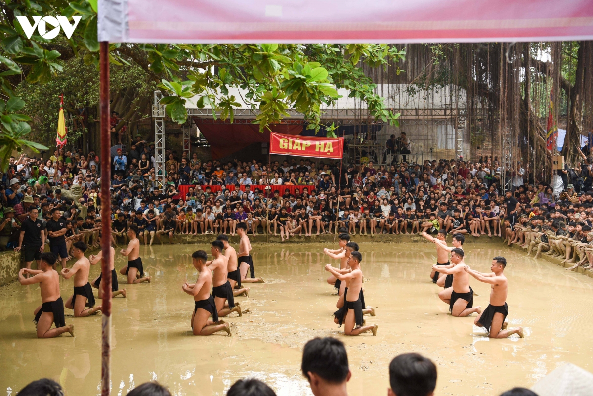 hang nghin nguoi chen chan xem trai lang vat cau nuoc doc nhat vo nhi o bac ninh hinh anh 4