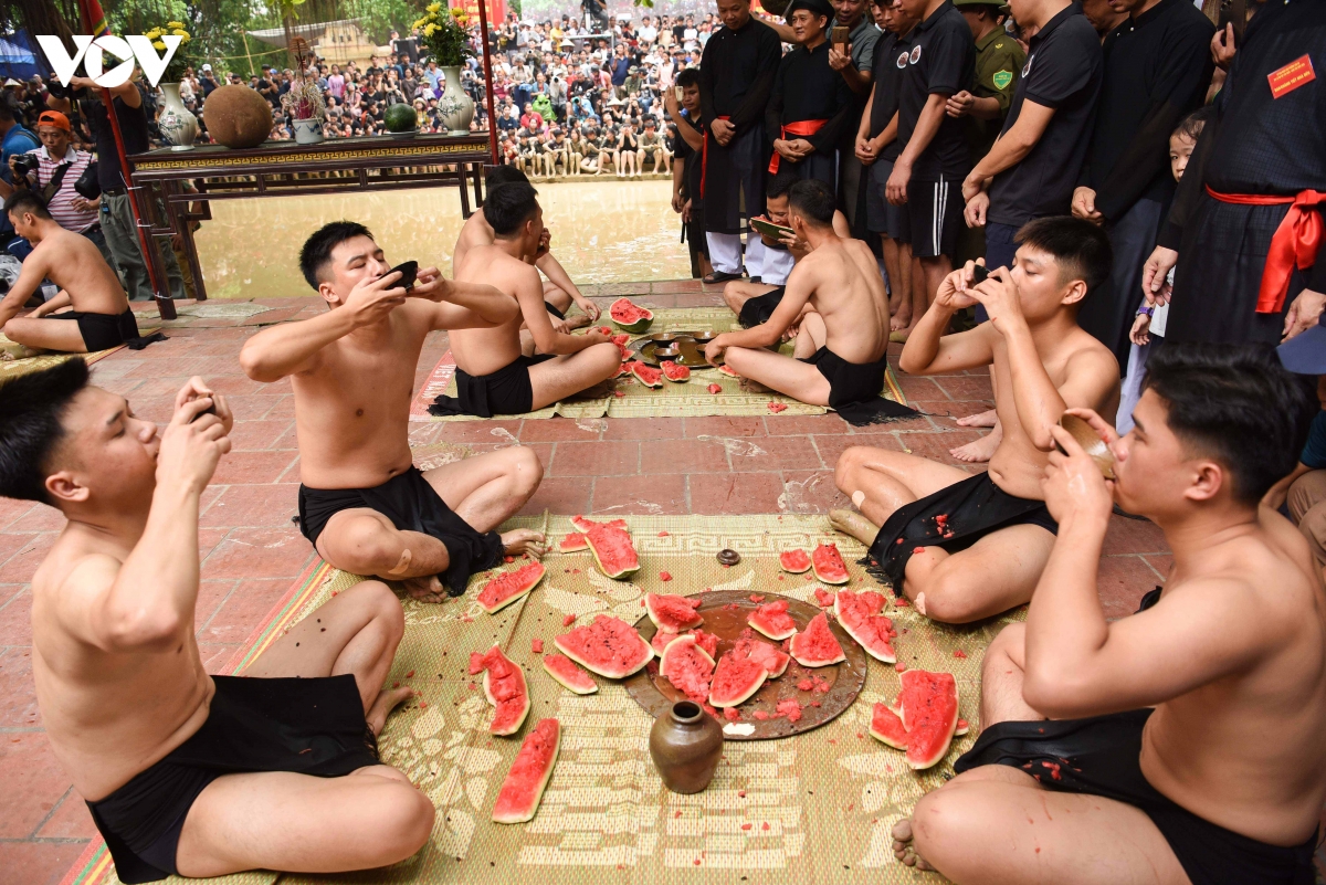 hang nghin nguoi chen chan xem trai lang vat cau nuoc doc nhat vo nhi o bac ninh hinh anh 3