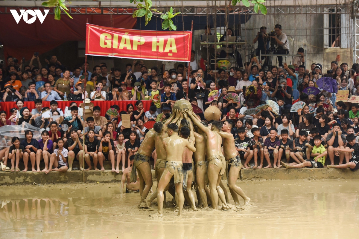 hang nghin nguoi chen chan xem trai lang vat cau nuoc doc nhat vo nhi o bac ninh hinh anh 7