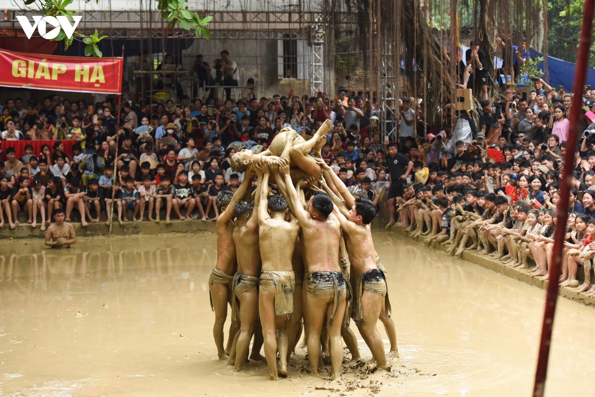 hang nghin nguoi chen chan xem trai lang vat cau nuoc doc nhat vo nhi o bac ninh hinh anh 9