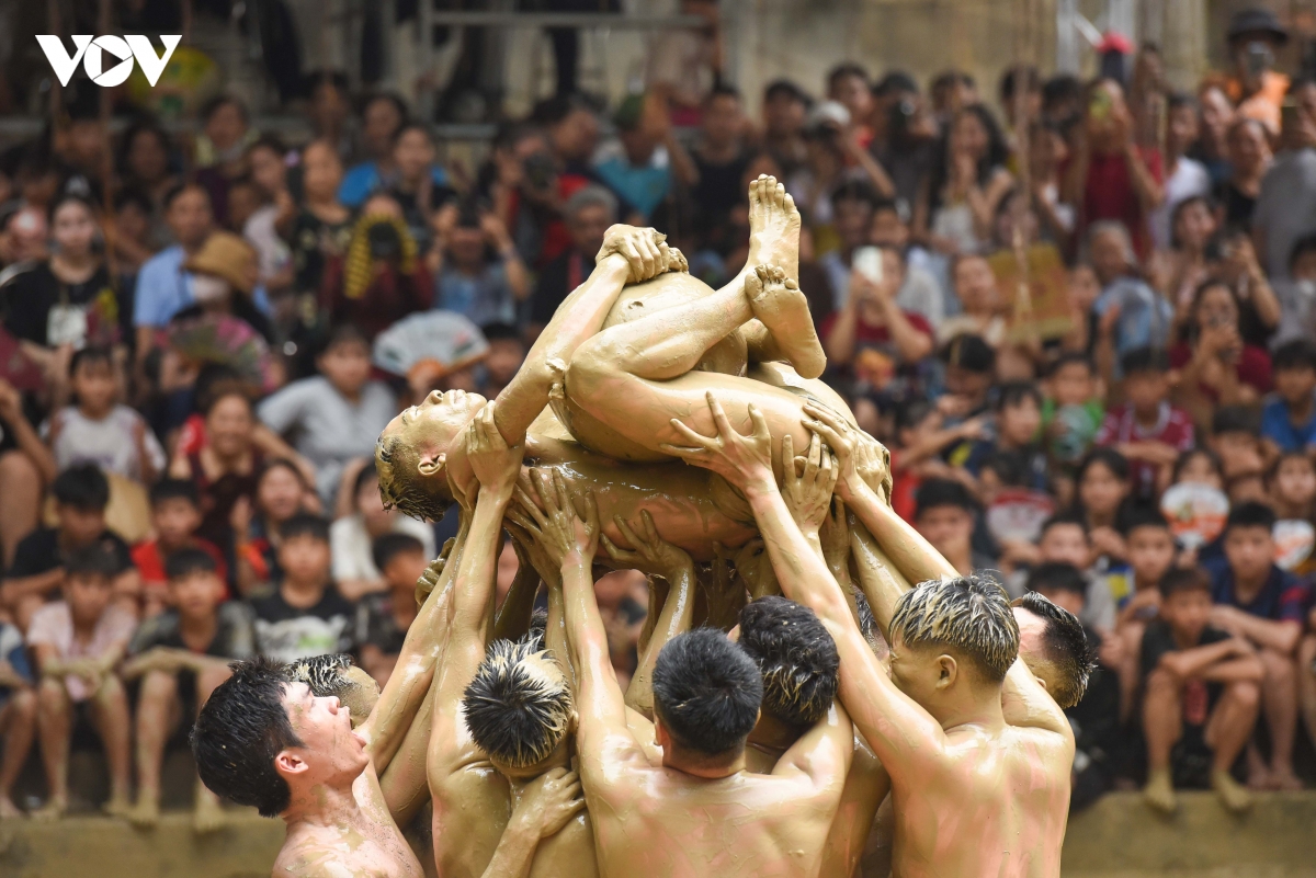 hang nghin nguoi chen chan xem trai lang vat cau nuoc doc nhat vo nhi o bac ninh hinh anh 10