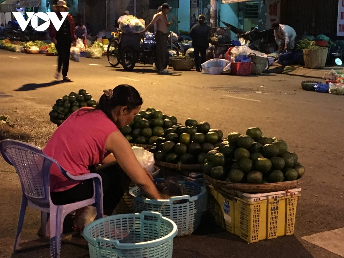 tp.hcm tinh toan cho buon ban cho nguoi dan khi dep via he hinh anh 2