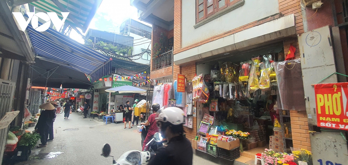ha noi siet chat via he, tieu thuong tim cach xoay xo khi khong gian bi thu hep hinh anh 2