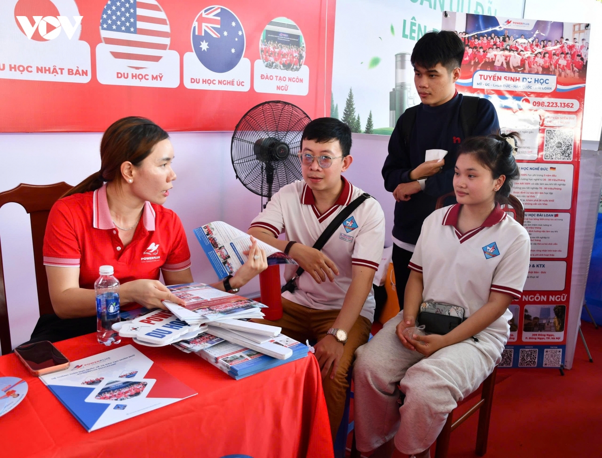 hon 1.000 nguoi tham gia ngay hoi viec lam o khu dong tp.hcm hinh anh 2
