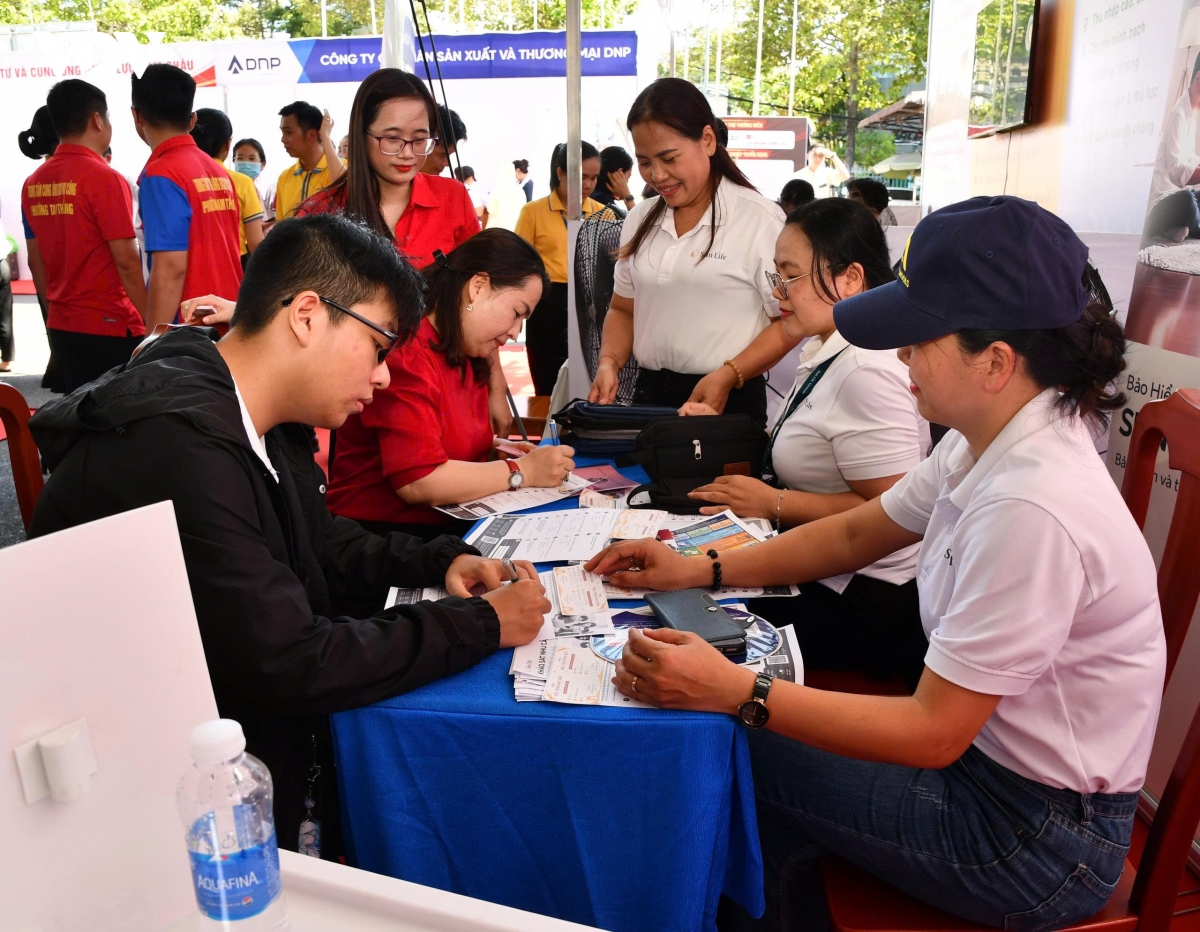 hon 1.000 nguoi tham gia ngay hoi viec lam o khu dong tp.hcm hinh anh 1