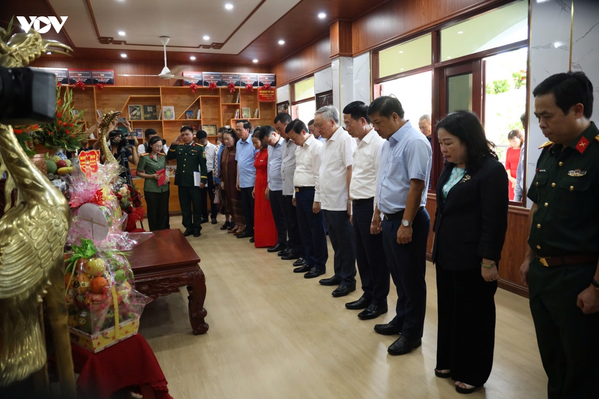 nguyen lanh dao chinh phu trao hoc bong tang hoc sinh vung kho Dak lak hinh anh 3