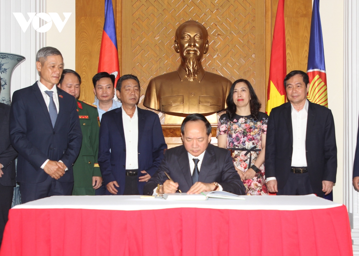 truong ban tuyen giao va dan van tw gap go cong dong, doanh nghiep tai campuchia hinh anh 10