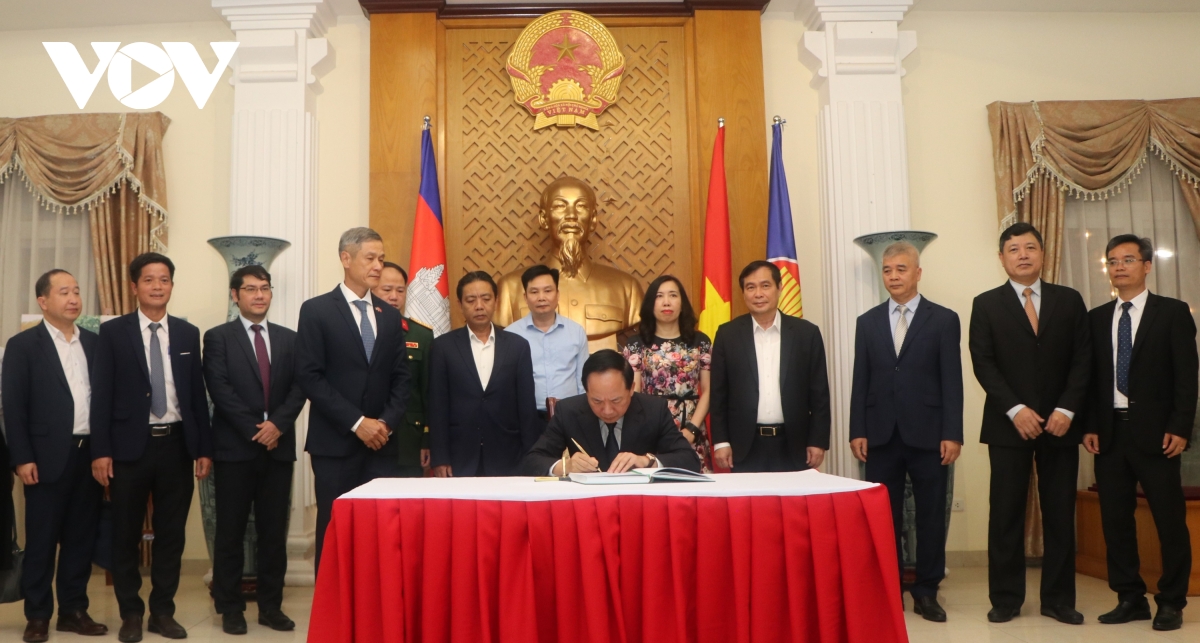 truong ban tuyen giao va dan van tw gap go cong dong, doanh nghiep tai campuchia hinh anh 9