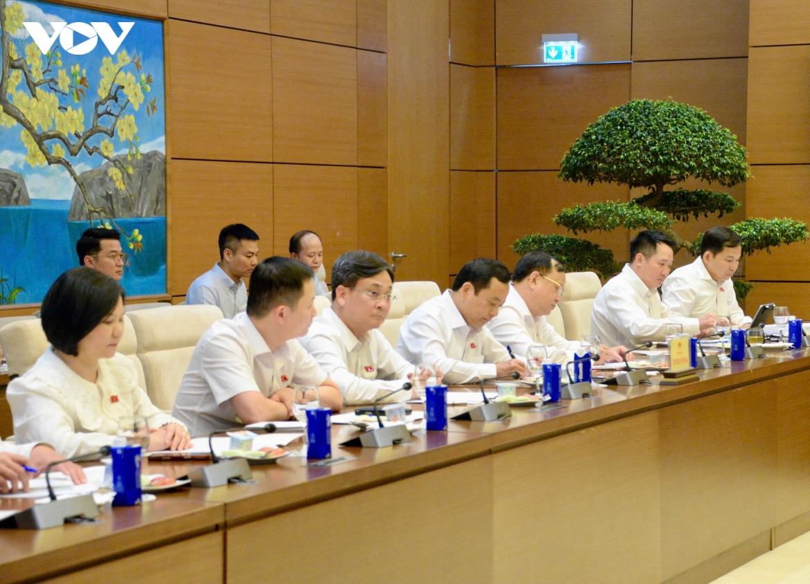 chu tich quoc hoi lam viec voi Uy ban quoc phong, an ninh va Doi ngoai hinh anh 4
