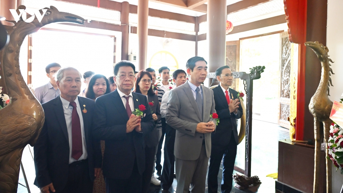 nakhon phanom noi tinh huu nghi viet - thai no hoa trong ngay sinh nhat bac hinh anh 1