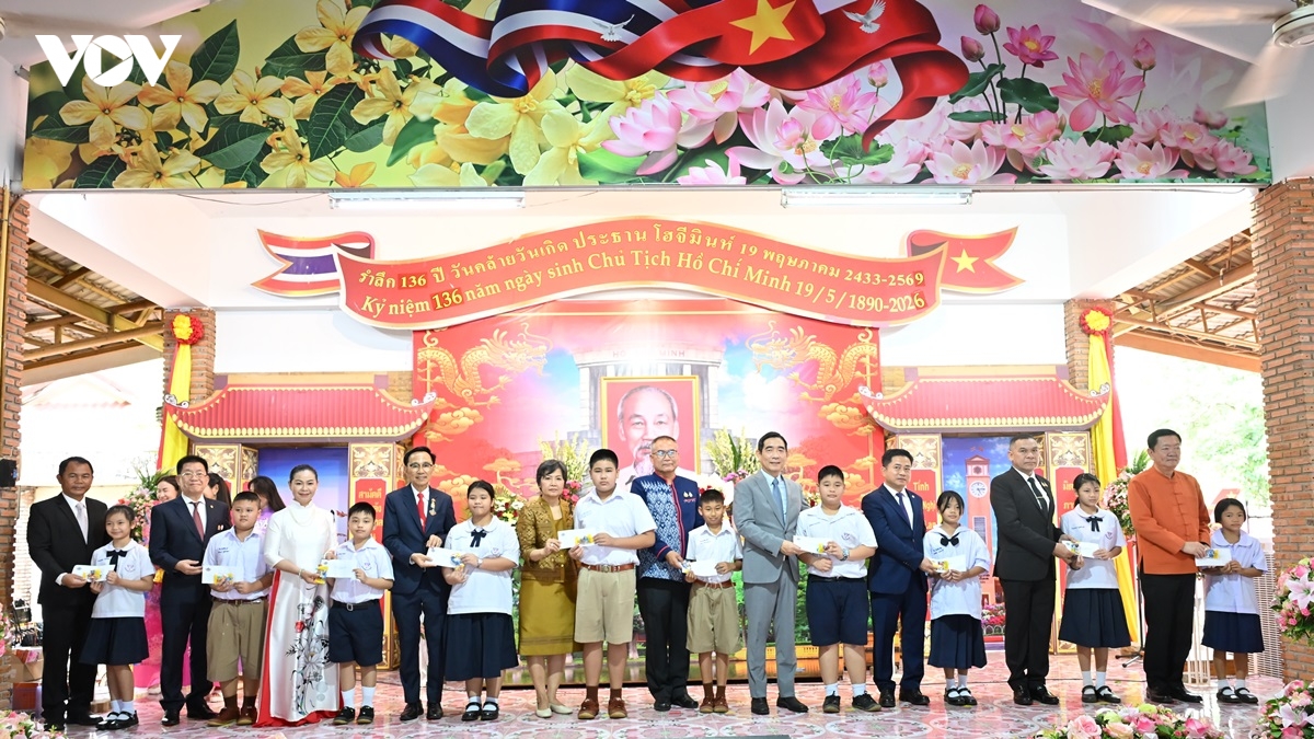 nakhon phanom noi tinh huu nghi viet - thai no hoa trong ngay sinh nhat bac hinh anh 6