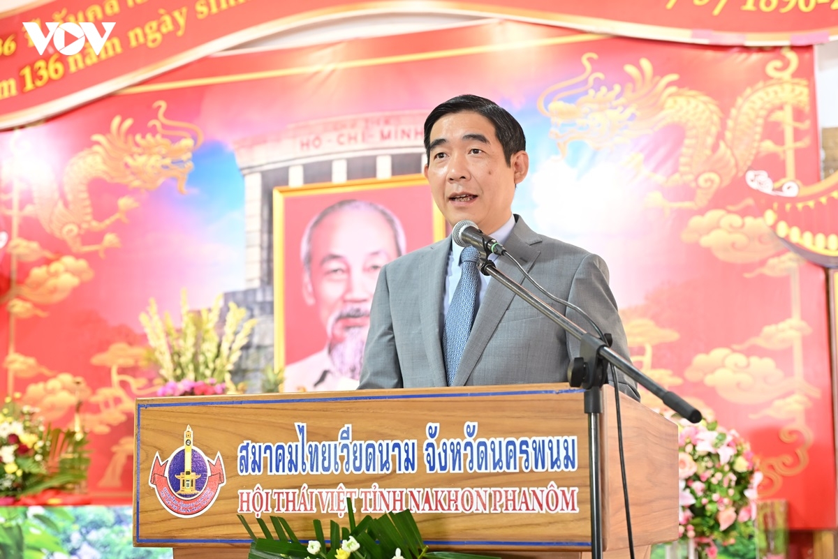 nakhon phanom noi tinh huu nghi viet - thai no hoa trong ngay sinh nhat bac hinh anh 3