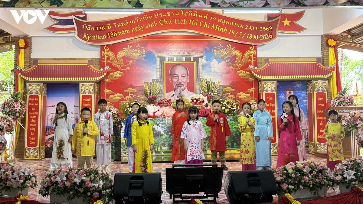 nakhon phanom noi tinh huu nghi viet - thai no hoa trong ngay sinh nhat bac hinh anh 7