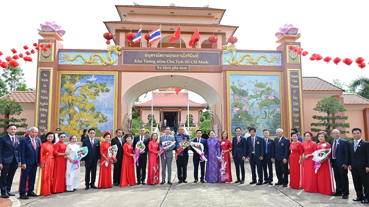 nakhon phanom noi tinh huu nghi viet - thai no hoa trong ngay sinh nhat bac hinh anh 5