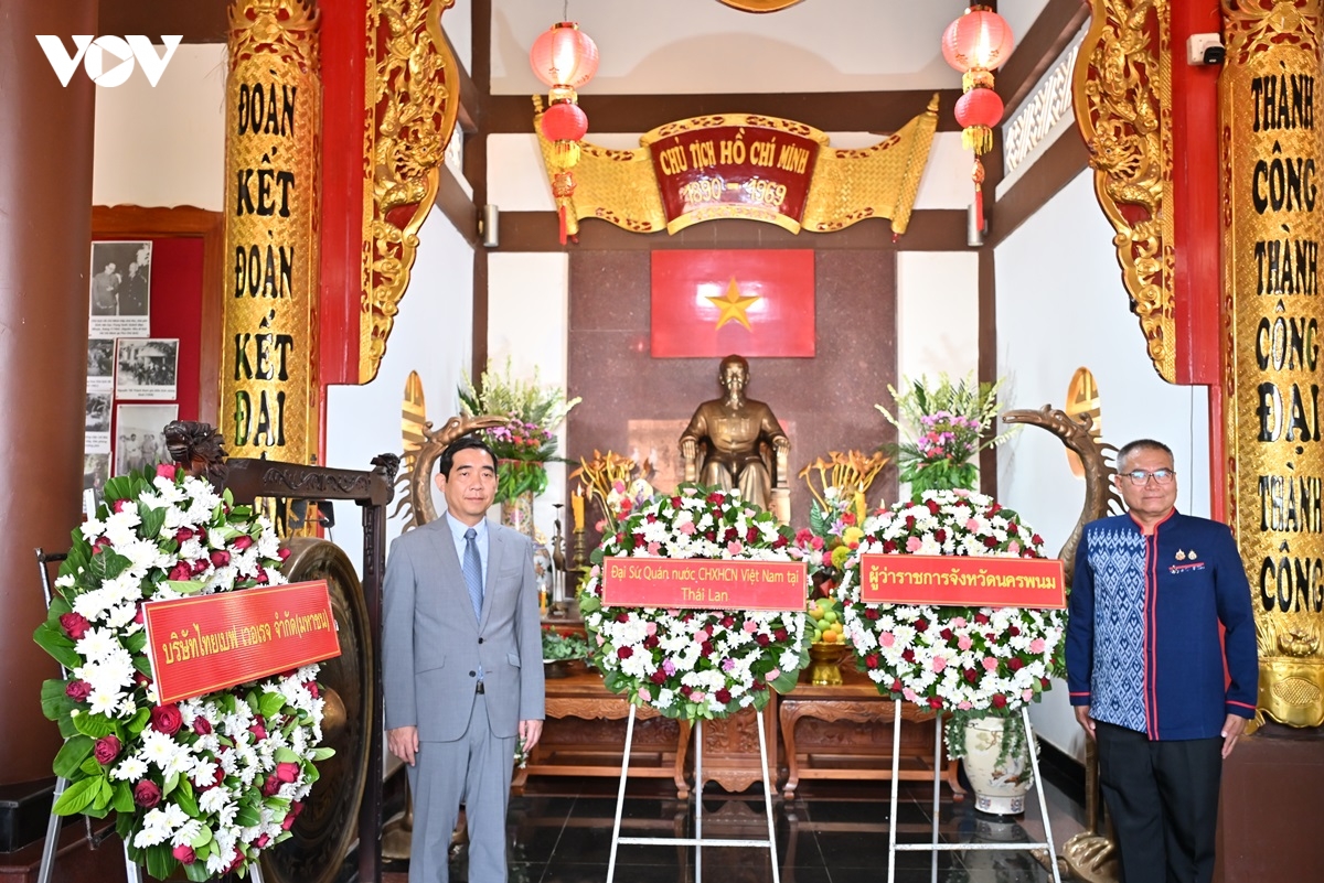 nakhon phanom noi tinh huu nghi viet - thai no hoa trong ngay sinh nhat bac hinh anh 4