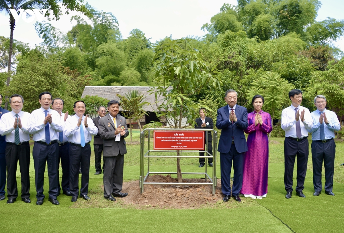 tong bi thu, chu tich nuoc va phu nhan tham khu di tich chu tich ho chi minh o udon thani hinh anh 6