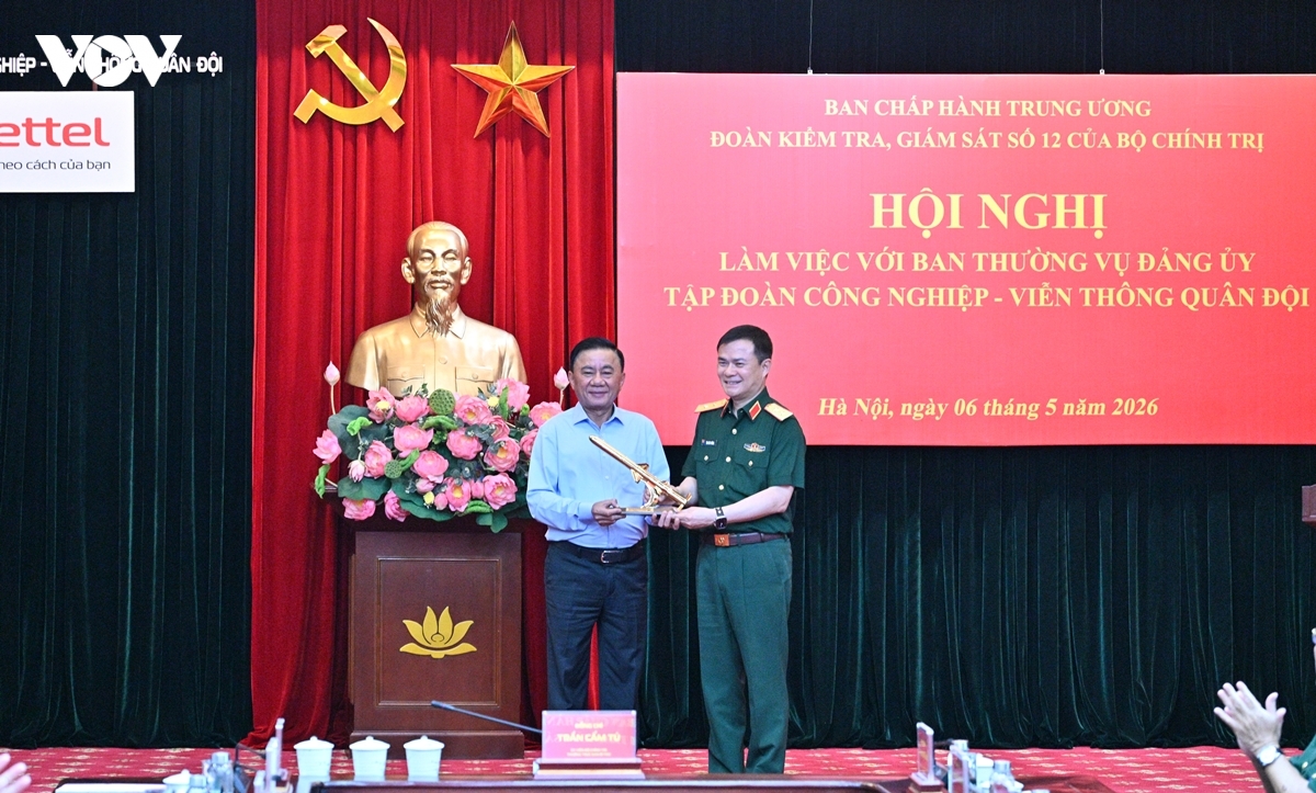 Doan kiem tra cua bo chinh tri, ban bi thu lam viec voi viettel hinh anh 2
