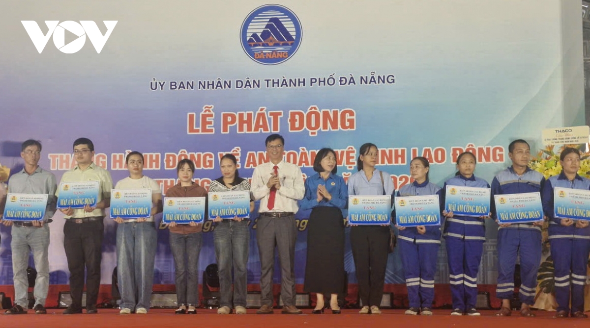 trao 1.000 suat qua tang nguoi lao dong kho khan o Da nang trong thang cong nhan hinh anh 2