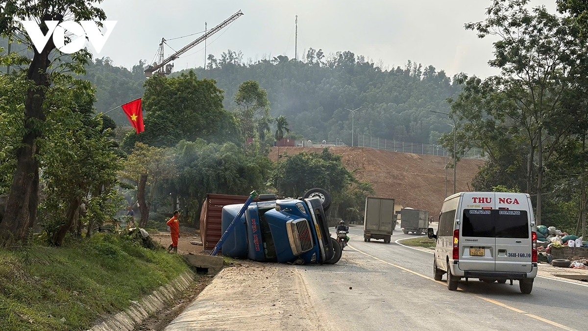 phu tho xe tai lat nghieng tren quoc lo 6 sau khi dam nat dai phan cach hinh anh 1