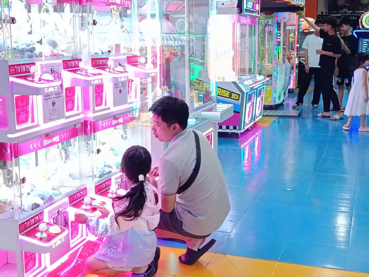ha noi ngay le 1 5 trung tam thuong mai vang, nguoi dan tan huong nhip song cham hinh anh 11