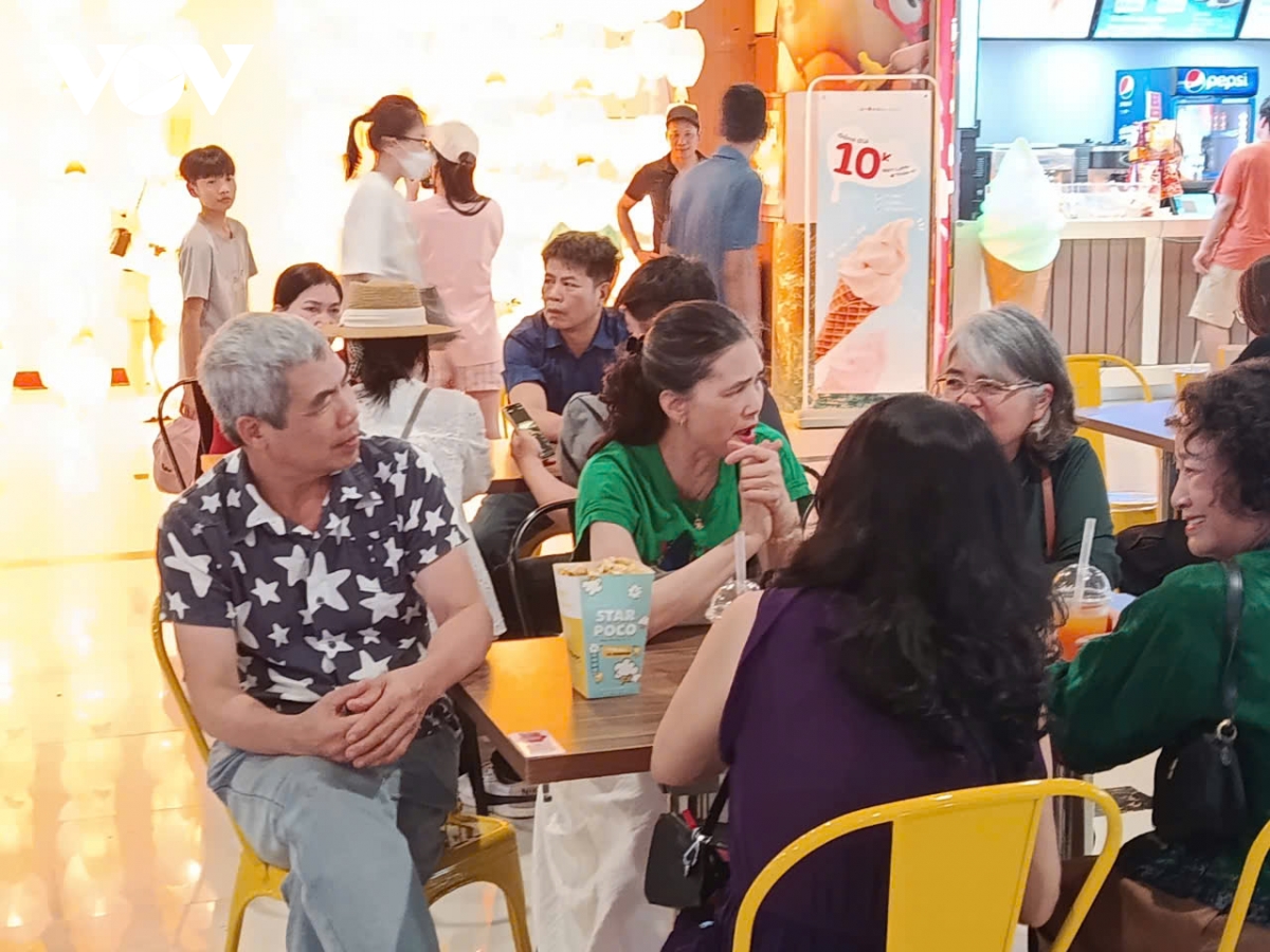 ha noi ngay le 1 5 trung tam thuong mai vang, nguoi dan tan huong nhip song cham hinh anh 9