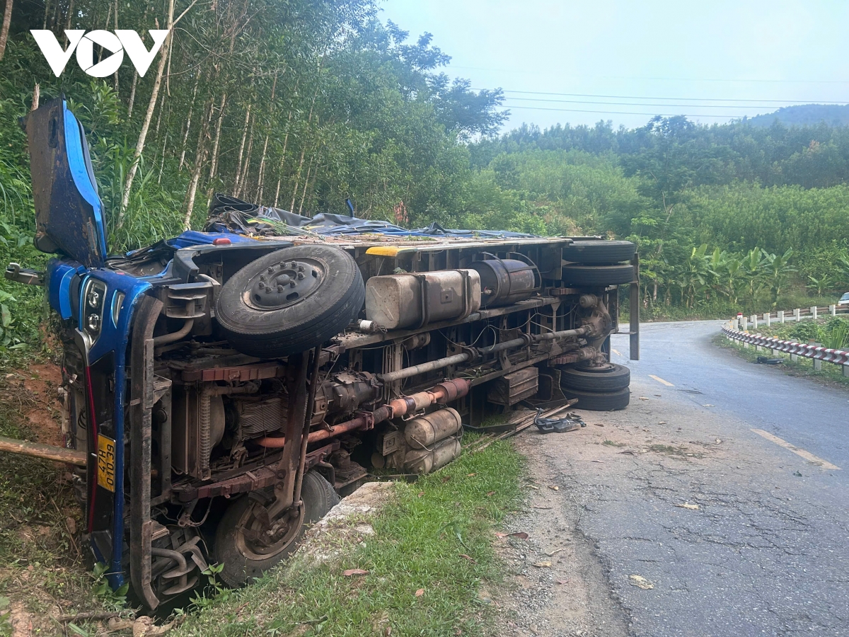 canh bao mat an toan giao thong tren deo vi O lac sau nhieu vu tai nan hinh anh 1
