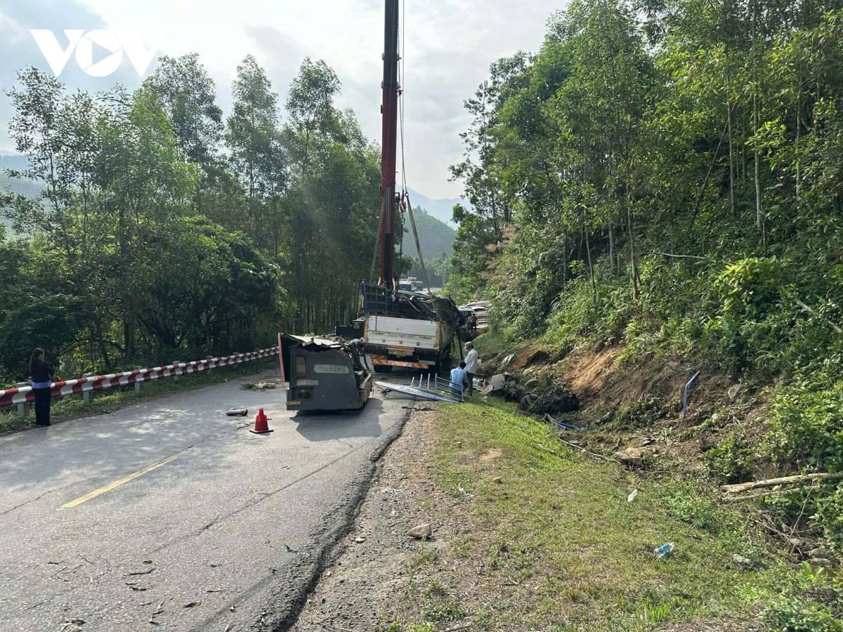 Xe tải gặp nạn khi đổ đèo Vi Ô Lắc trong đêm, 2 người tử vong