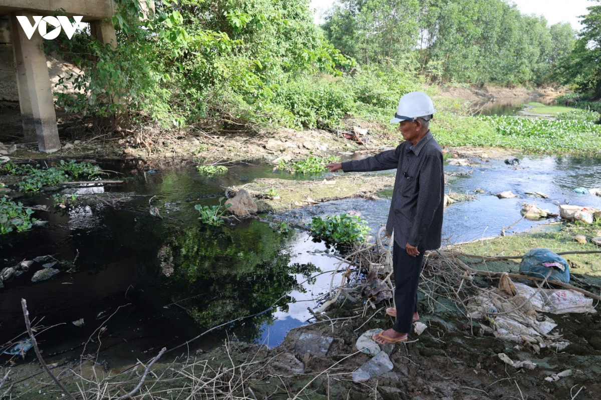 quang ngai kiem tra, lay nhieu mau moi truong lam ro o nhiem kenh chim son tinh hinh anh 1