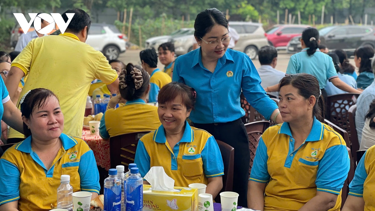 khi tieng noi cong nhan o tp.hcm duoc lang nghe ben tach ca phe hinh anh 1