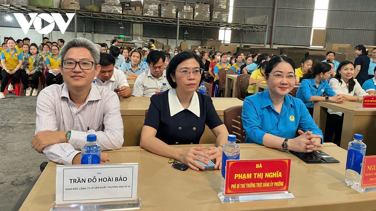 khi tieng noi cong nhan o tp.hcm duoc lang nghe ben tach ca phe hinh anh 2
