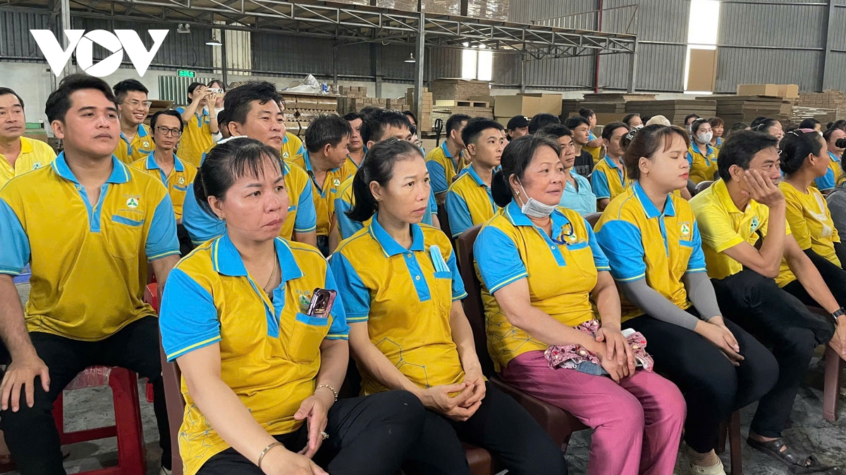 khi tieng noi cong nhan o tp.hcm duoc lang nghe ben tach ca phe hinh anh 3