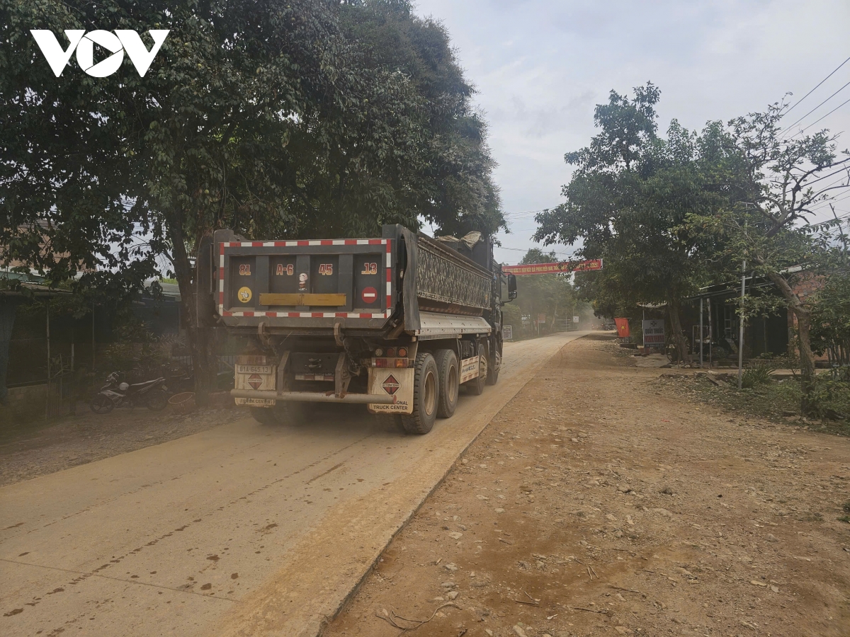 nhieu tuyen duong o bien gioi quang ngai xuong cap hinh anh 2