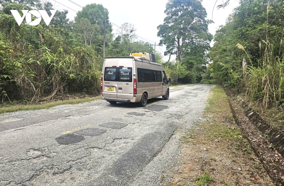 nhieu tuyen duong o bien gioi quang ngai xuong cap hinh anh 3