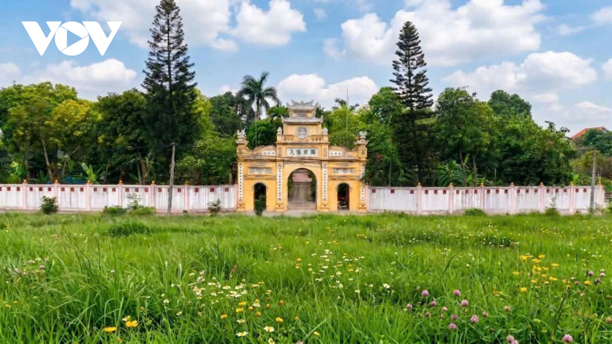chua to phuc nghiem, mach ngam linh thieng ben dong song Duong hinh anh 1