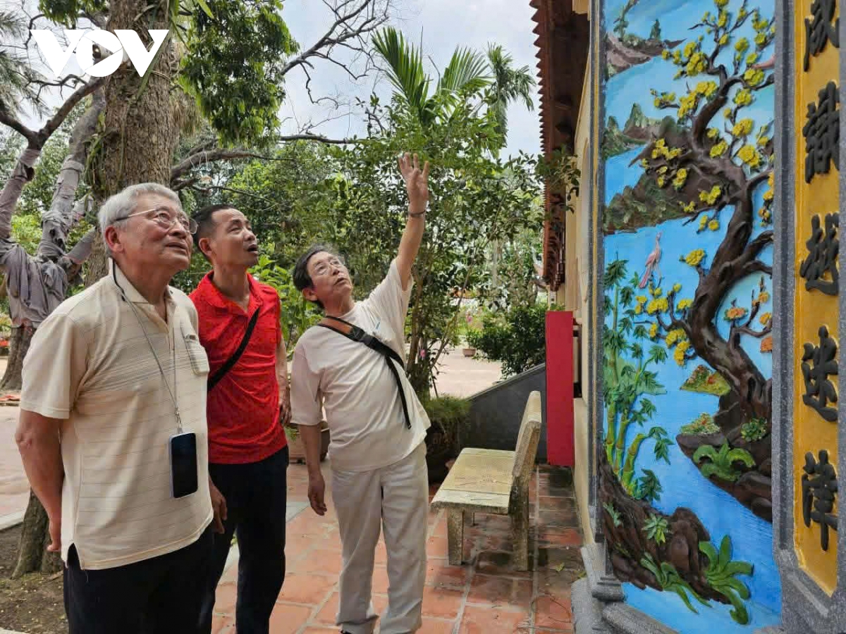 chua to phuc nghiem, mach ngam linh thieng ben dong song Duong hinh anh 12