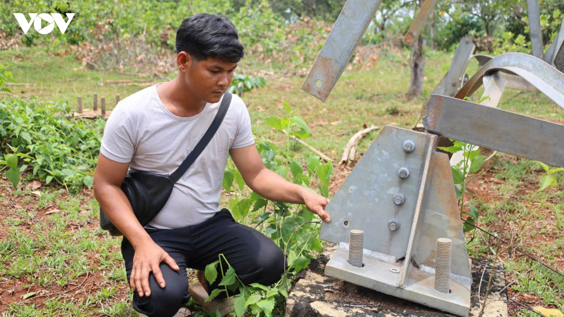 hang chuc tru dien 110kv chua dung da lung lay , nguoi dan Dong nai nom nop lo so hinh anh 2