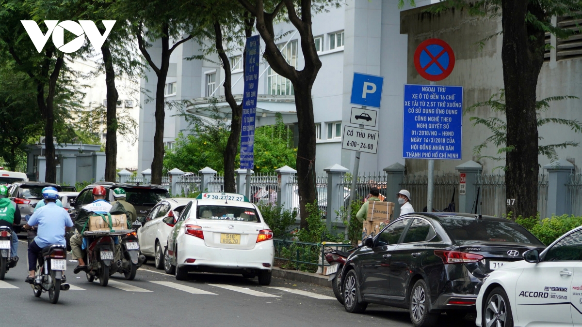 Phường đầu tiên tại TP.HCM thu phí đỗ xe “không chạm”, không cần nhân sự
