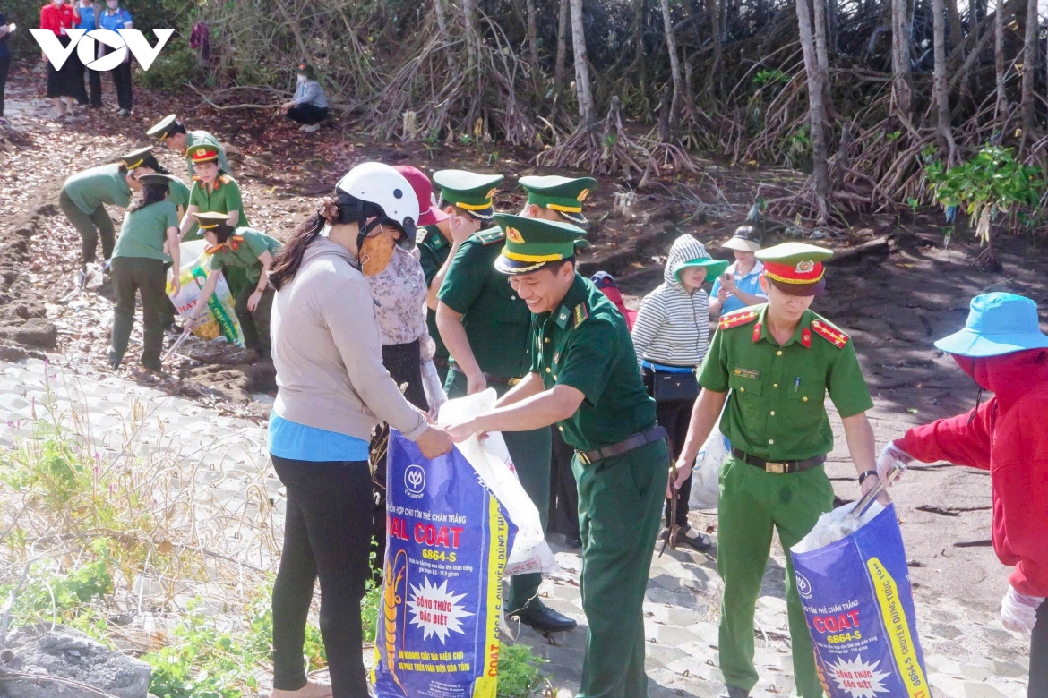 bo doi bien phong can tho dong hanh cung phu nu bien cuong hinh anh 3