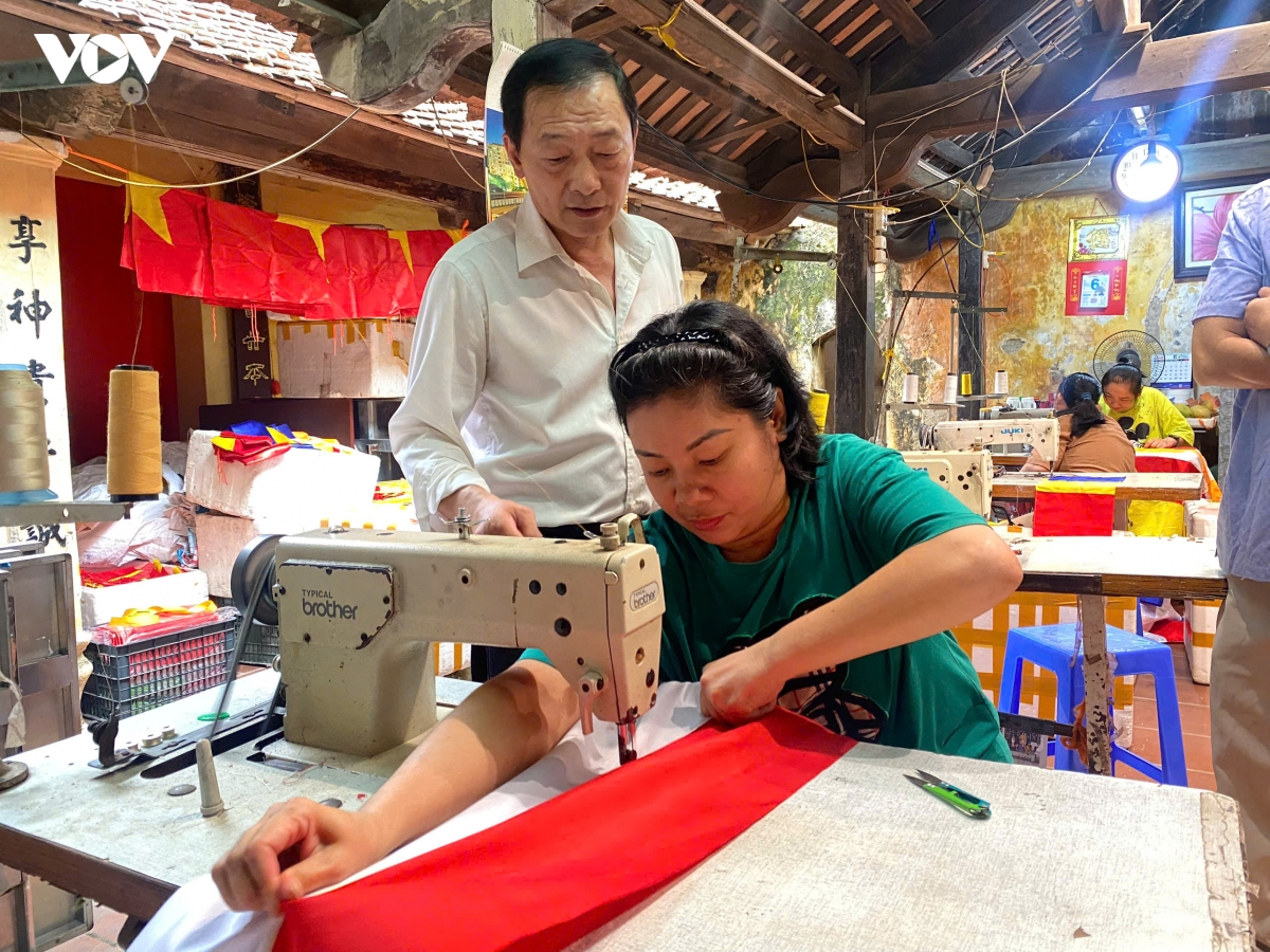 nguoi ben bi mo loi cho nguoi khuyet tat bang nghe may co hinh anh 3